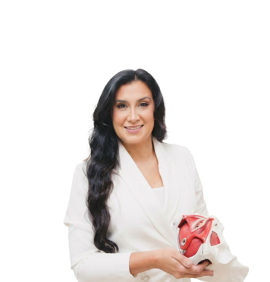 Dra. Lidiane Monteiro segurando modelo anatômico de pelve